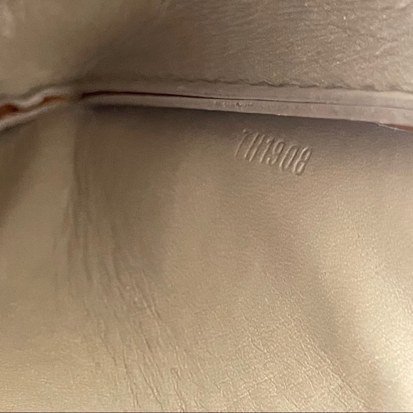 Louis Vuitton - Picture 7 of 10